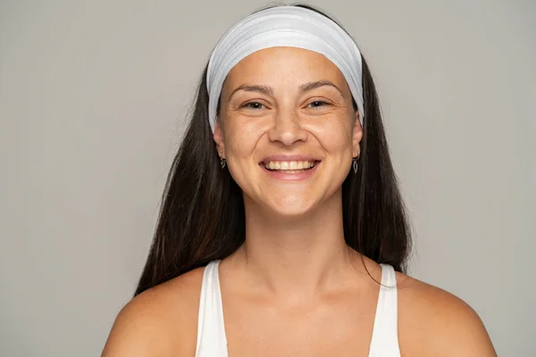 Retrato Una Joven Mujer Feliz Sin Maquillaje Diadema Sobre Fondo — Foto de Stock