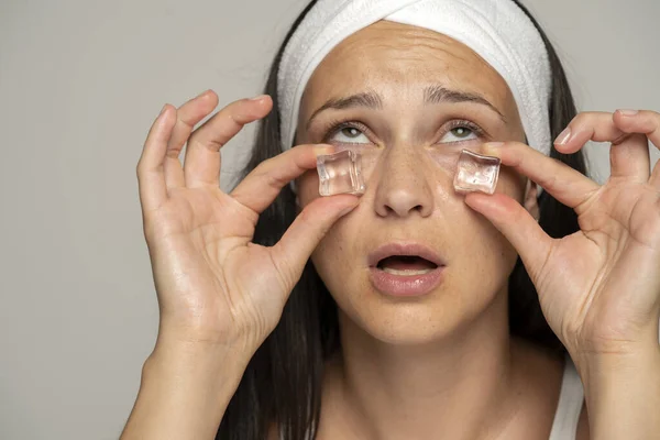 Een Jonge Vrouw Met Ijsblokjes Onder Haar Ogen Een Grijze — Stockfoto