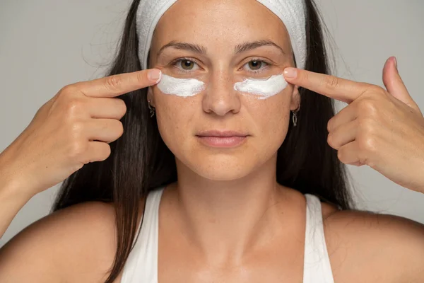 Potret Seorang Wanita Muda Menerapkan Produk Kosmetik Bawah Matanya Pada — Stok Foto