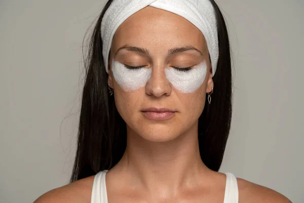 Potret Seorang Wanita Muda Berpose Dengan Produk Kosmetik Bawah Matanya — Stok Foto