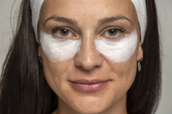 Potret Seorang Wanita Muda Berpose Dengan Produk Kosmetik Bawah Matanya — Stok Foto