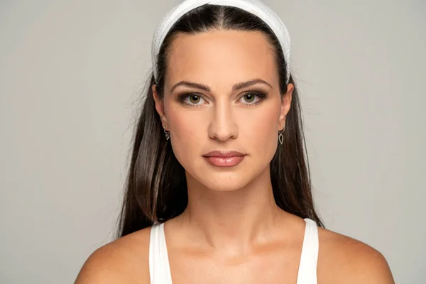 Retrato Una Joven Hermosa Mujer Con Maquillaje Diadema Sobre Fondo — Foto de Stock