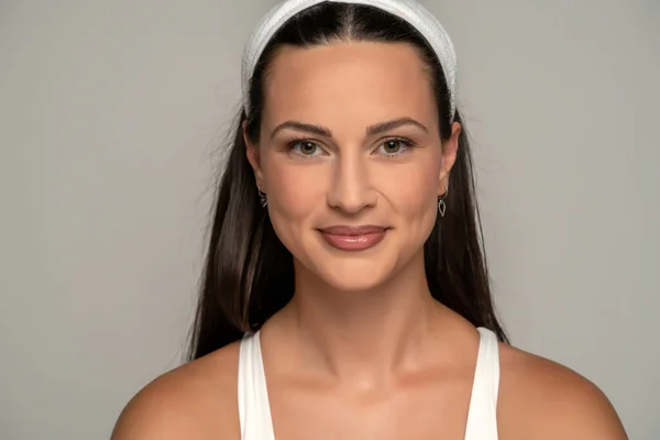 Retrato Uma Jovem Mulher Bonita Com Maquiagem Headband Fundo Cinza — Fotografia de Stock