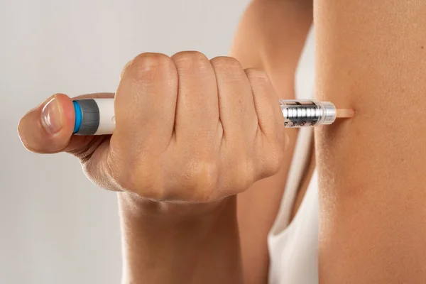 Zbliżenie Wstrzyknięcia Insuliny Ręki Szarym Tle — Zdjęcie stockowe