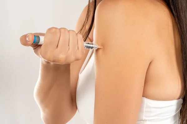 Inzulin Injekció Szürke Alapon Történő Beadásának Közelsége — Stock Fotó
