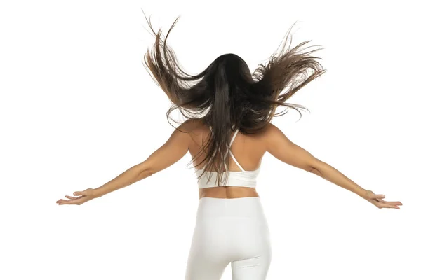 Задний Вид Женщины Бросает Свои Летящие Длинные Волосы Белом Фоне — стоковое фото