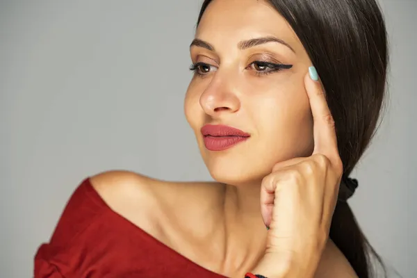 Junge Frau Strafft Ihre Gesichtshaut Mit Den Fingern Auf Grauem — Stockfoto