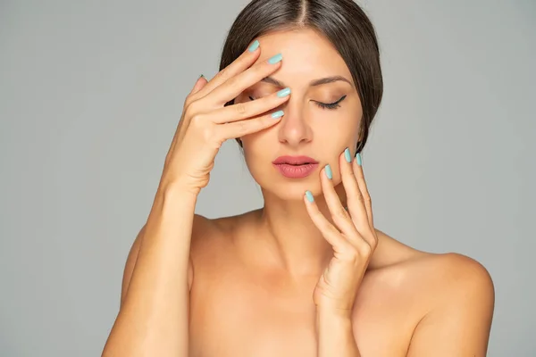 Porträt Einer Jungen Schönen Frau Ohne Hemd Auf Grauem Hintergrund — Stockfoto