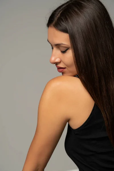 Retrato Uma Jovem Mulher Bonita Com Cabelos Longos Lisos Fundo — Fotografia de Stock