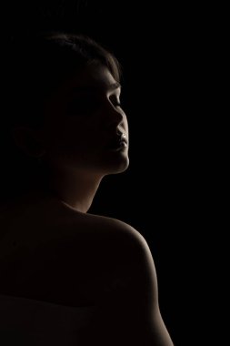 Siyah bir arka planda genç ve güzel bir kadının şehvetli bir portresi.