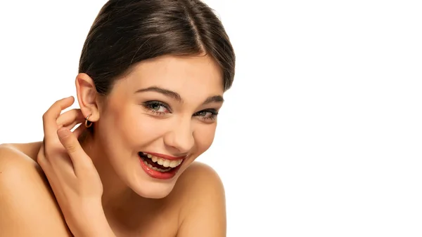 Retrato Uma Jovem Mulher Bonita Com Olhos Azuis Rindo Fundo — Fotografia de Stock