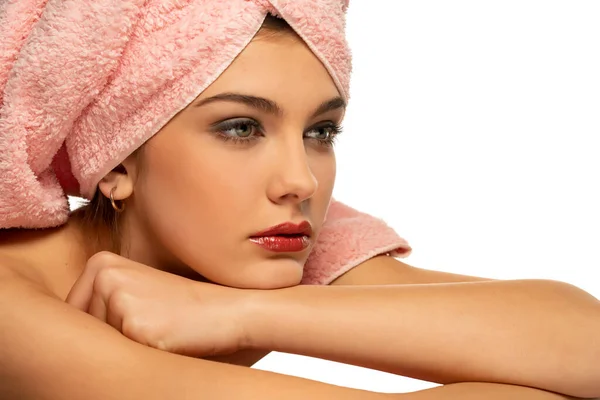 Ritratto Una Giovane Donna Con Asciugamano Sulla Testa Sfondo Bianco — Foto Stock