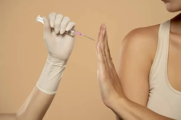 Patienten Vägrar Att Vaccineras Beige Bakgrund — Stockfoto