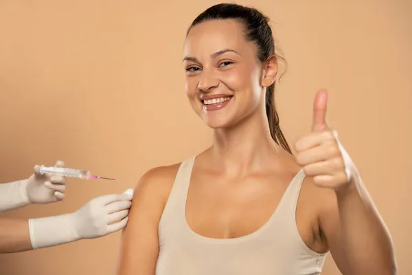 Glad Patient Visar Tumme Upp Injektion Behandling Sjukhus Covid Vaccination — Stockfoto