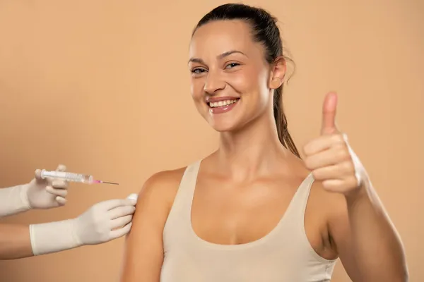 Gelukkige Patiënt Met Duim Omhoog Injectie Behandeling Ziekenhuis Covid Vaccinatie — Stockfoto