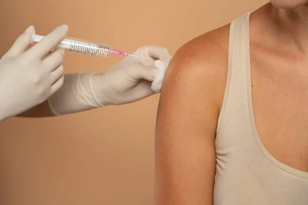 Close Doctor Nurse Giving Shot Covid Vaccine Patient Shoulder Beige — Stock Photo, Image