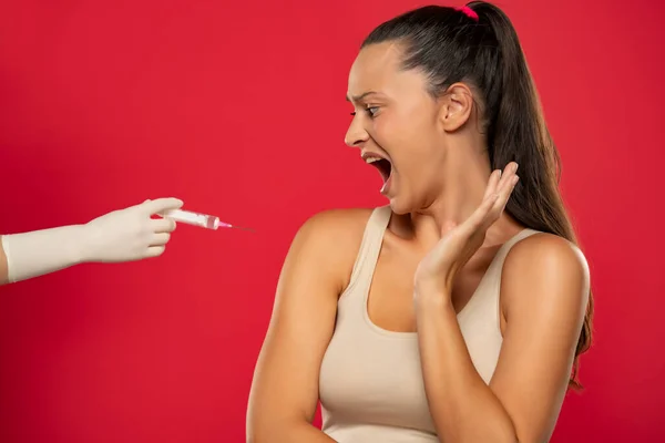 Patiënt Weigert Gevaccineerd Worden Een Rode Achtergrond — Stockfoto