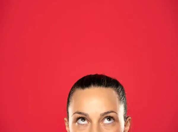 Metade Retrato Uma Jovem Mulher Olhando Para Cima Fundo Vermelho — Fotografia de Stock