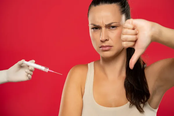 Ongelukkige Patiënt Met Duim Omhoog Injectie Behandeling Ziekenhuis Covid Vaccinatie — Stockfoto