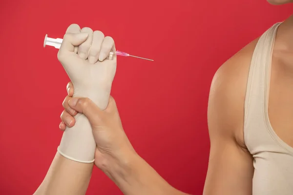 Hasta Kırmızı Arka Planda Aşı Olmayı Reddediyor — Stok fotoğraf