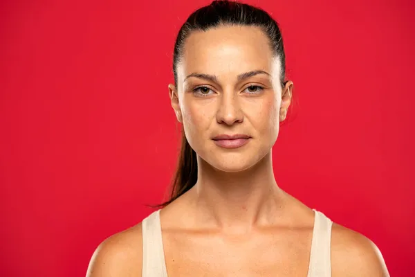 Retrato Una Hermosa Mujer Seria Con Pelo Atado Sobre Fondo — Foto de Stock