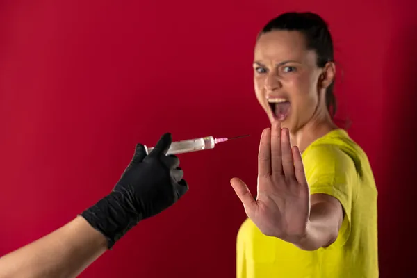 Vrouw Weigert Het Vaccin Een Rode Achtergrond Toe Dienen — Stockfoto
