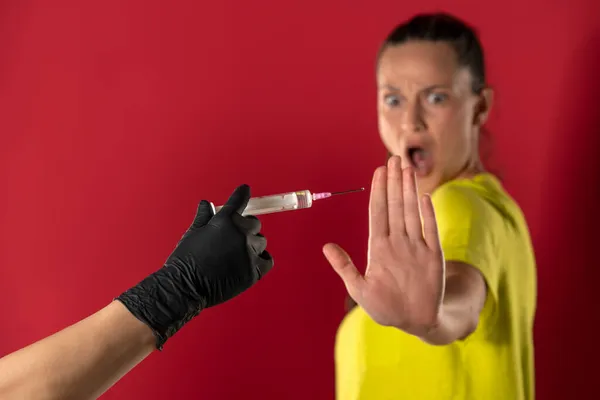 Kobieta Odmawia Podania Szczepionki Czerwonym Tle — Zdjęcie stockowe