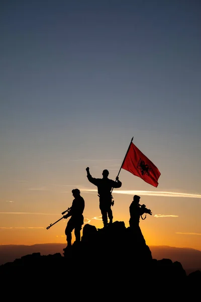 Three Unrecognizable Armed Soldiers Albanian Flag Top Mountain — Stock Photo, Image
