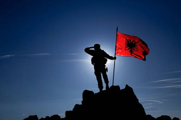 Silueta Soldado Irreconocible Cima Montaña Con Bandera Albanesa — Foto de Stock