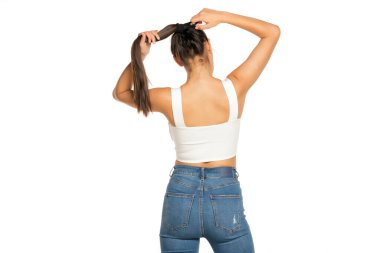 Beyaz bir arka planda saçını at kuyruğu yapmış genç bir kadının arka plan görüntüsü.