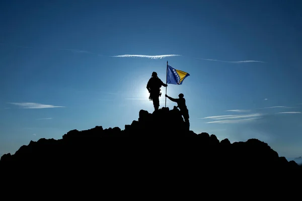 Due Soldati Irriconoscibili Issano Bandiera Bosniaca Una Cima Montagna — Foto Stock