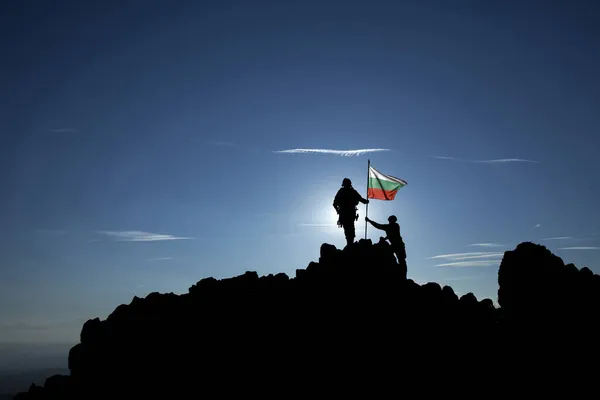 Twee Onherkenbare Soldaten Hijsen Bulgaarse Vlag Een Bergtop — Stockfoto