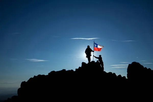 Deux Soldats Méconnaissables Hissent Drapeau Chilien Sommet Montagne — Photo