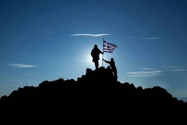Two Unrecognizable Soldiers Raise Greek Flag Mountain Top — Stock Photo, Image