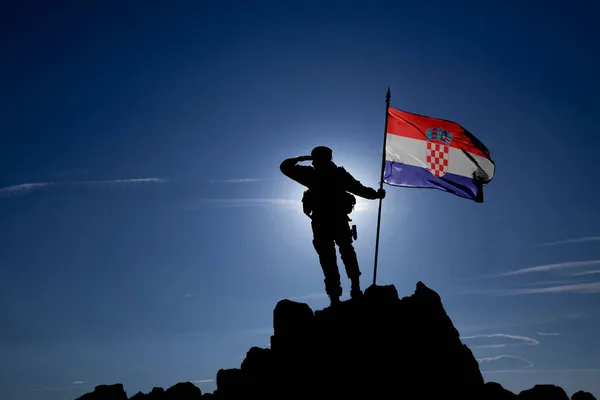 Silueta Soldado Irreconocible Cima Montaña Con Bandera Croata — Foto de Stock