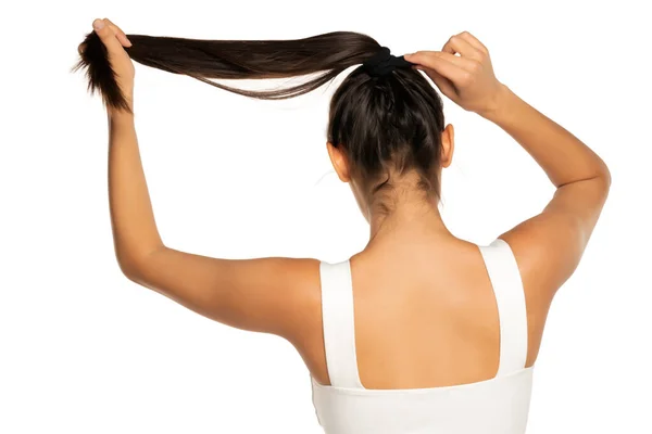 Achteraanzicht Van Een Jonge Vrouw Die Haar Haar Aanpast Een — Stockfoto