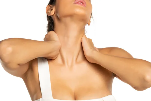 Mulher Massageando Seu Pescoço Dolorido Fundo Branco — Fotografia de Stock