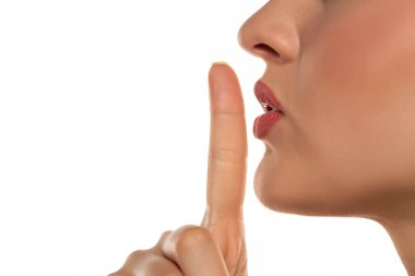 Sessiz bir jest yapan bir kadının profili.