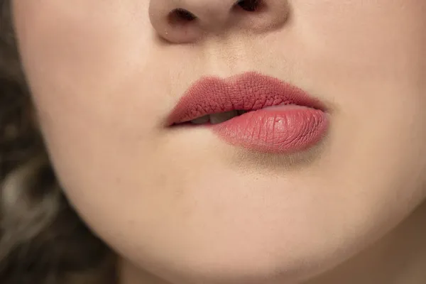 Close Van Een Vrouw Bijten Haar Lip — Stockfoto