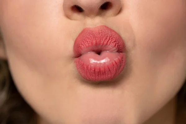 Primer Plano Los Labios Femeninos Con Gesto Beso —  Fotos de Stock