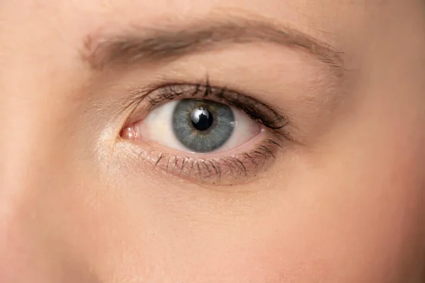 女性の青い目のマクロショット — ストック写真