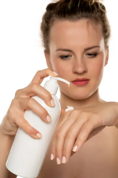 Een Jonge Blonde Vrouw Brengt Een Cosmetisch Product Met Een — Stockfoto