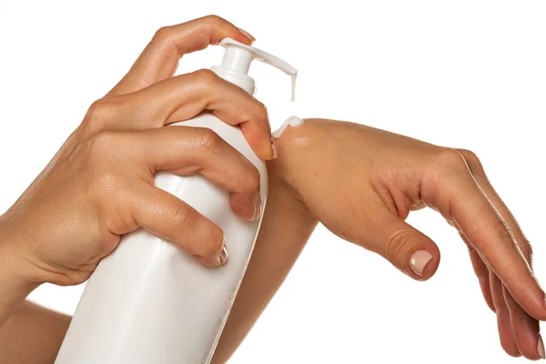Bir Kadın Beyaz Bir Arka Planda Elleri Pompalı Bir Kozmetik — Stok fotoğraf