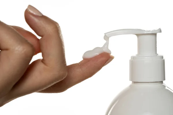 Ένα Μπουκάλι Καλλυντικό Προϊόν Αντλία Ρίχνει Την Κρέμα Στο Δάχτυλο — Φωτογραφία Αρχείου
