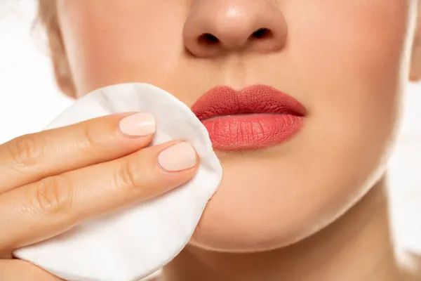 Clse Woman Limpia Maquillaje Sus Labios Con Una Almohadilla Algodón — Foto de Stock