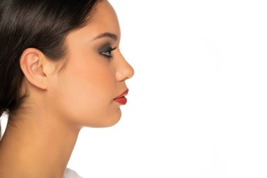 Beyaz arka planda güzel bir kadın profili