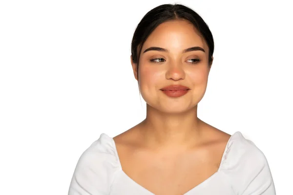 Uma Jovem Mulher Sorridente Sem Maquiagem Olha Para Fundo Branco — Fotografia de Stock