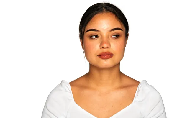 Młoda Kobieta Bez Makijażu Odwraca Wzrok Białym Tle — Zdjęcie stockowe