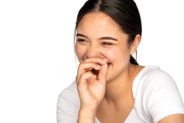 Portret Van Een Jonge Mooie Vrouw Lachen Een Witte Achtergrond — Stockfoto