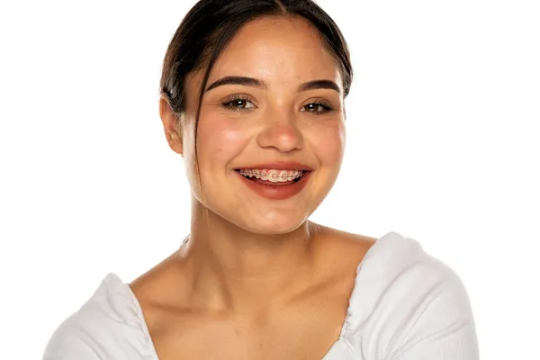 白い背景で笑っている若い美しい女性の肖像画 — ストック写真